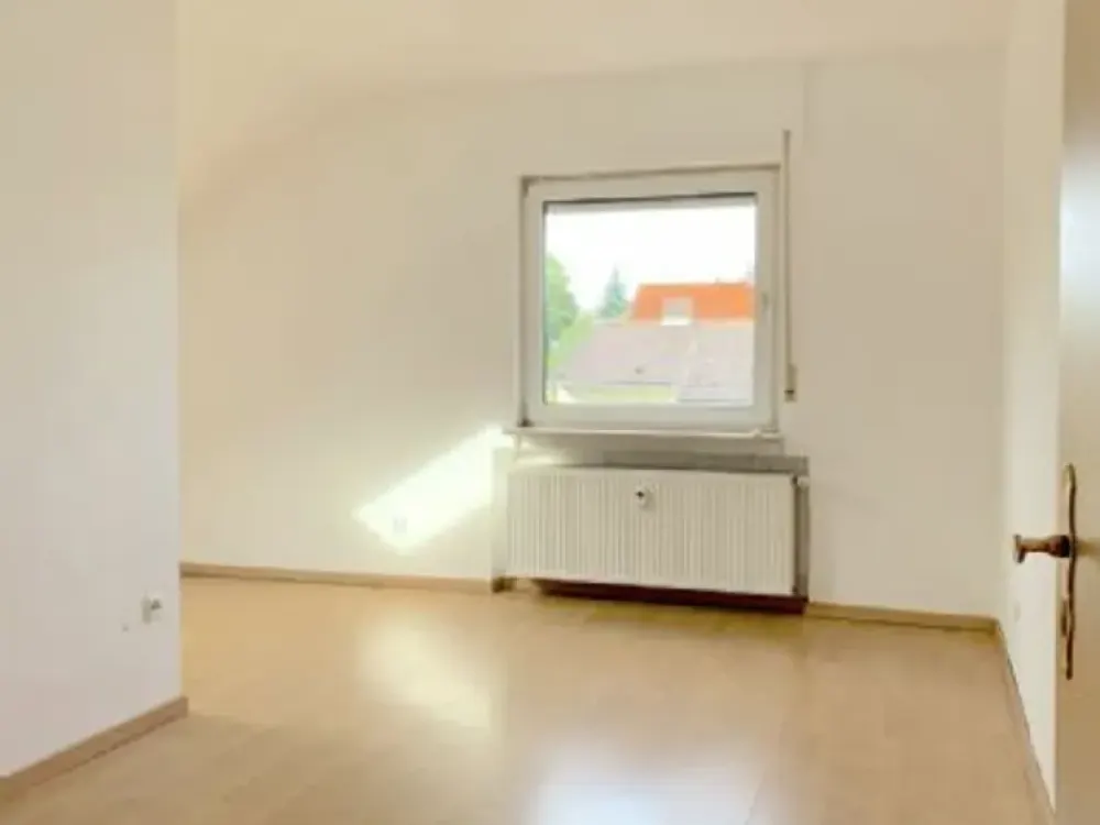 Ruhige und gepflegte DG­-Wohnung mit EBK, fußläufig zur S­-Bahn
