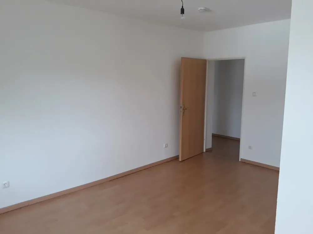 Ruhige und gepflegte DG­-Wohnung mit EBK, fußläufig zur S­-Bahn
