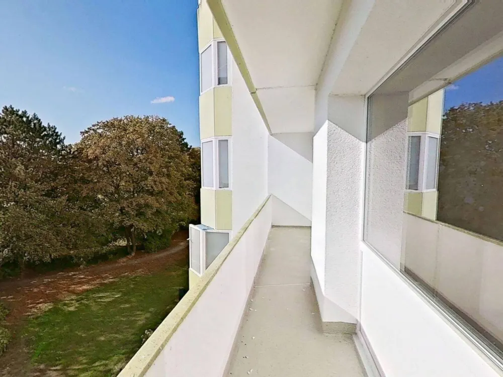 SELBST RENOVIEREN UND SPAREN: Große 4-Zimmer-Wohnung mit BALKON und viel Lichteinfall