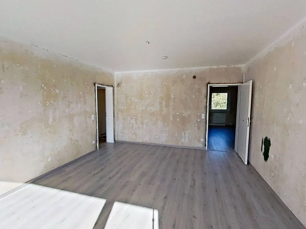 SELBST RENOVIEREN UND SPAREN: Große 4-Zimmer-Wohnung mit BALKON und viel Lichteinfall