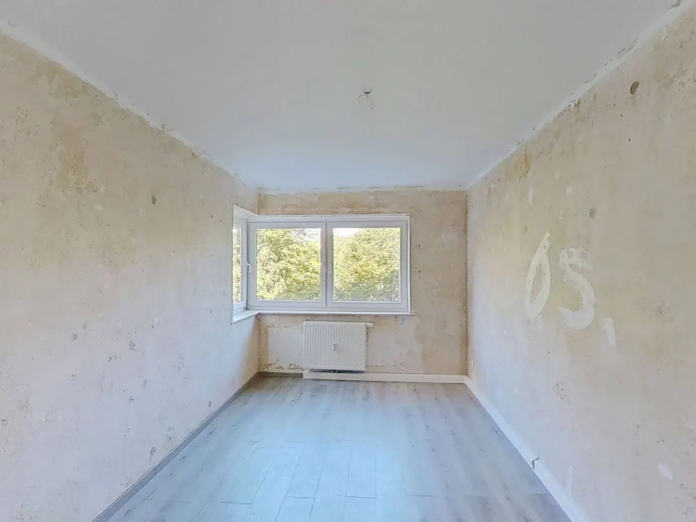 SELBST RENOVIEREN UND SPAREN: Große 4-Zimmer-Wohnung mit BALKON und viel Lichteinfall