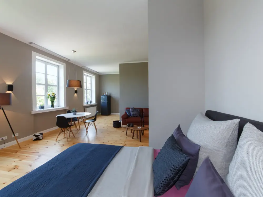 Möbliertes Wohntraum-Appartement mit Echtholzdielen & Einbauküche in Potsdam Groß Glienicke