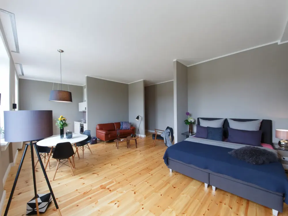 Möbliertes Wohntraum-Appartement mit Echtholzdielen & Einbauküche in Potsdam Groß Glienicke