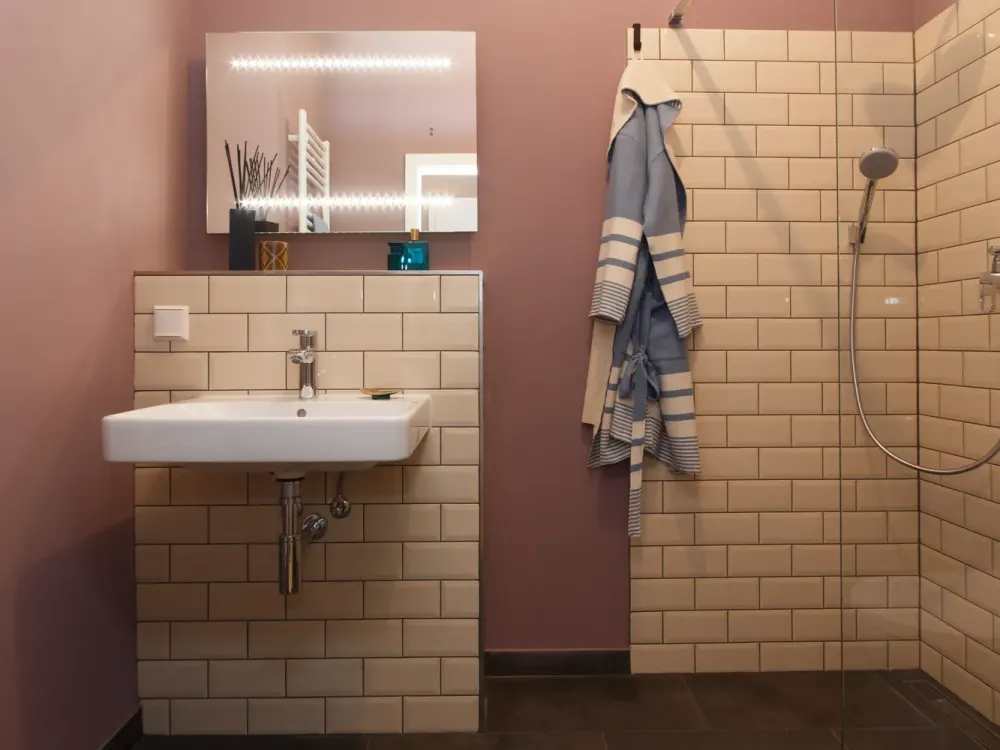 Möbliertes Wohntraum-Appartement mit Echtholzdielen & Einbauküche in Potsdam Groß Glienicke