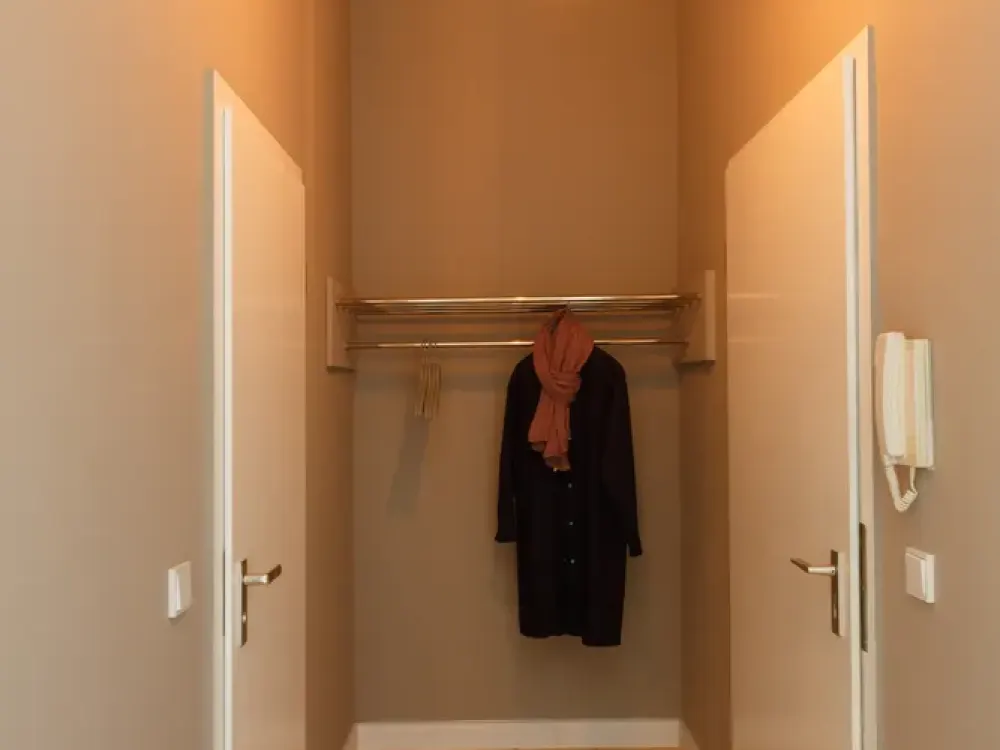 Möbliertes Wohntraum-Appartement mit Echtholzdielen & Einbauküche in Potsdam Groß Glienicke