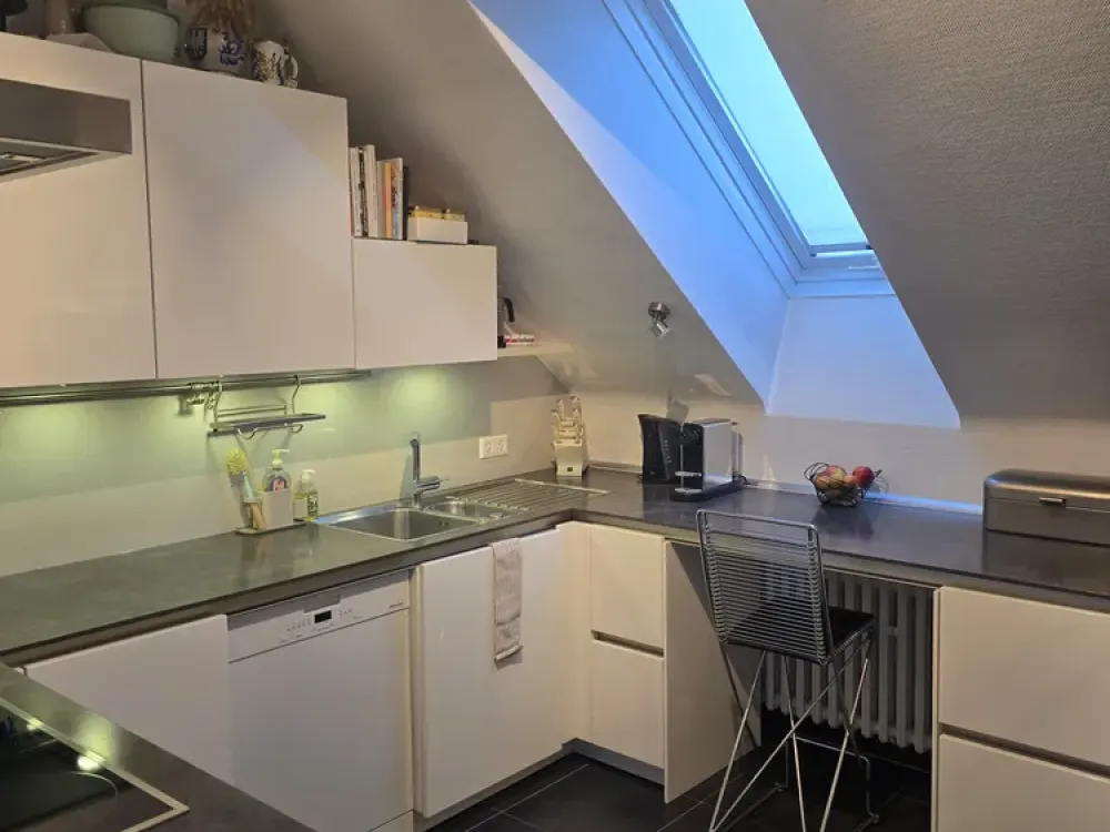 Stilvoll modernisiert: 3-Zimmer-Dachgeschosswohnung mit Balkon Südseite in Sachsenhausen-Süd