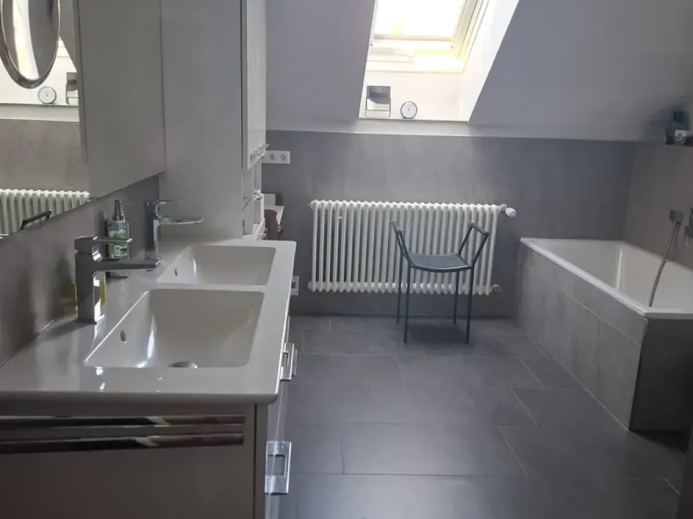 Stilvoll modernisiert: 3-Zimmer-Dachgeschosswohnung mit Balkon Südseite in Sachsenhausen-Süd