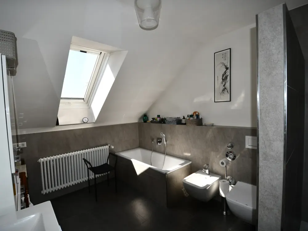 Stilvoll modernisiert: 3-Zimmer-Dachgeschosswohnung mit Balkon Südseite in Sachsenhausen-Süd