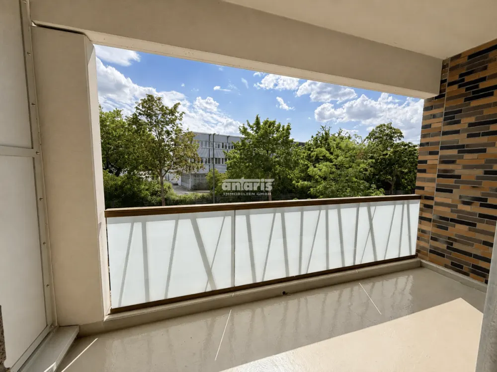 Family-friendly 4-room apartment with balcony & two bathrooms