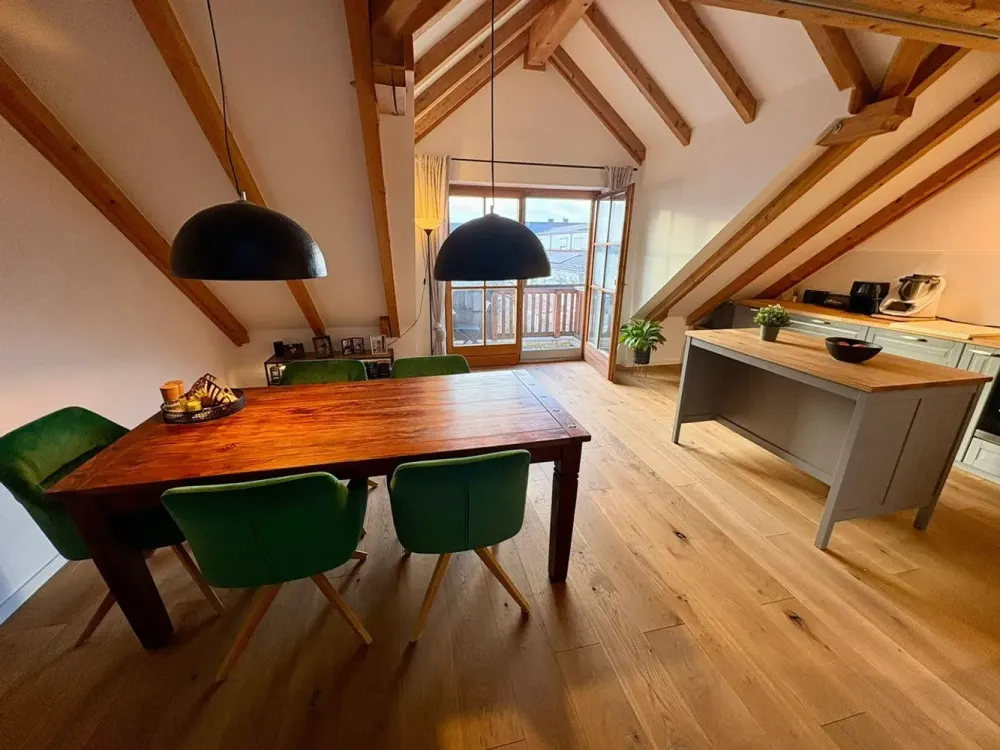 Möblierte 2,5 Zimmer Galeriewohnung mit Tiefgarage