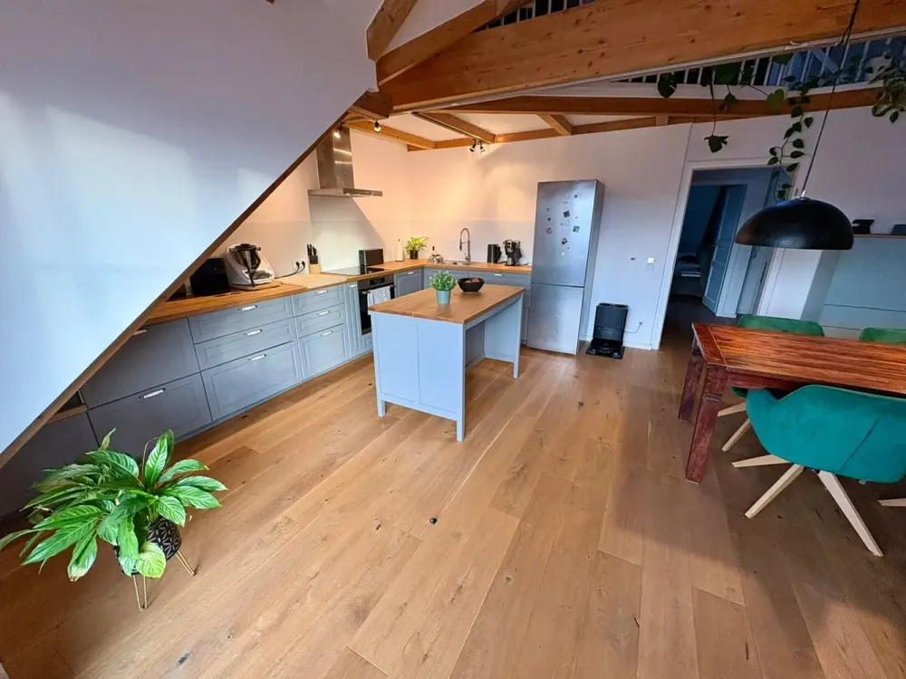 Möblierte 2,5 Zimmer Galeriewohnung mit Tiefgarage