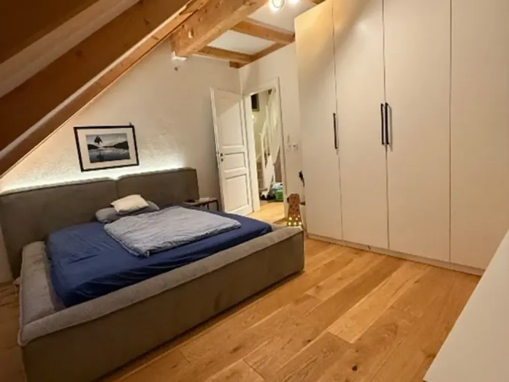 Möblierte 2,5 Zimmer Galeriewohnung mit Tiefgarage
