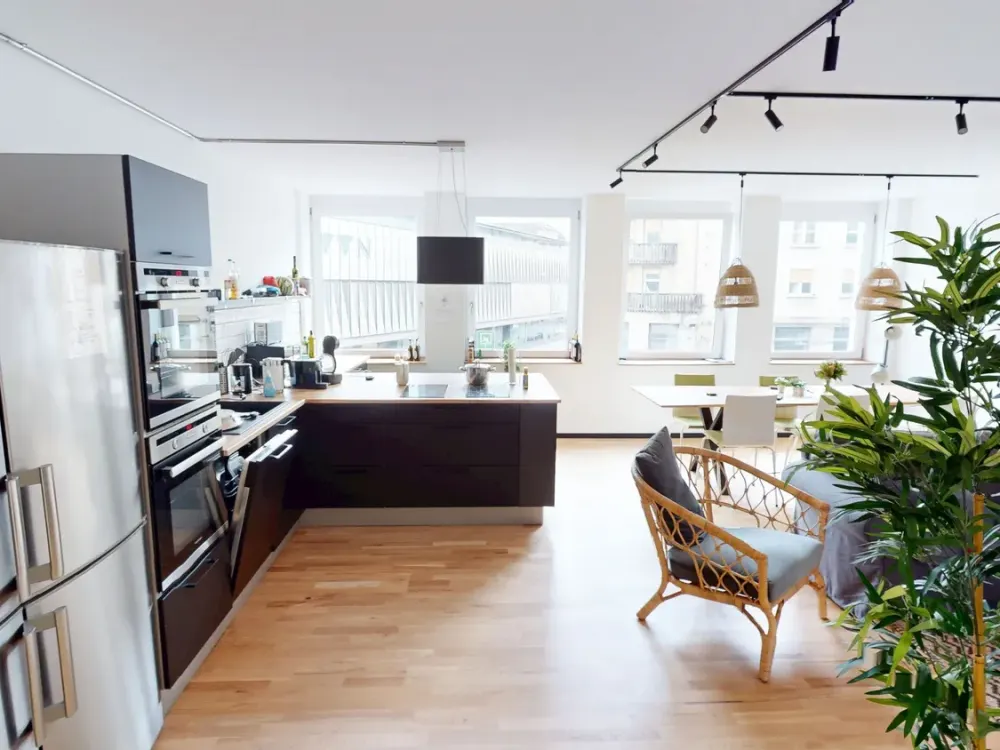 Urban Living: Möbliertes Zimmer mit eigenem Privatbad