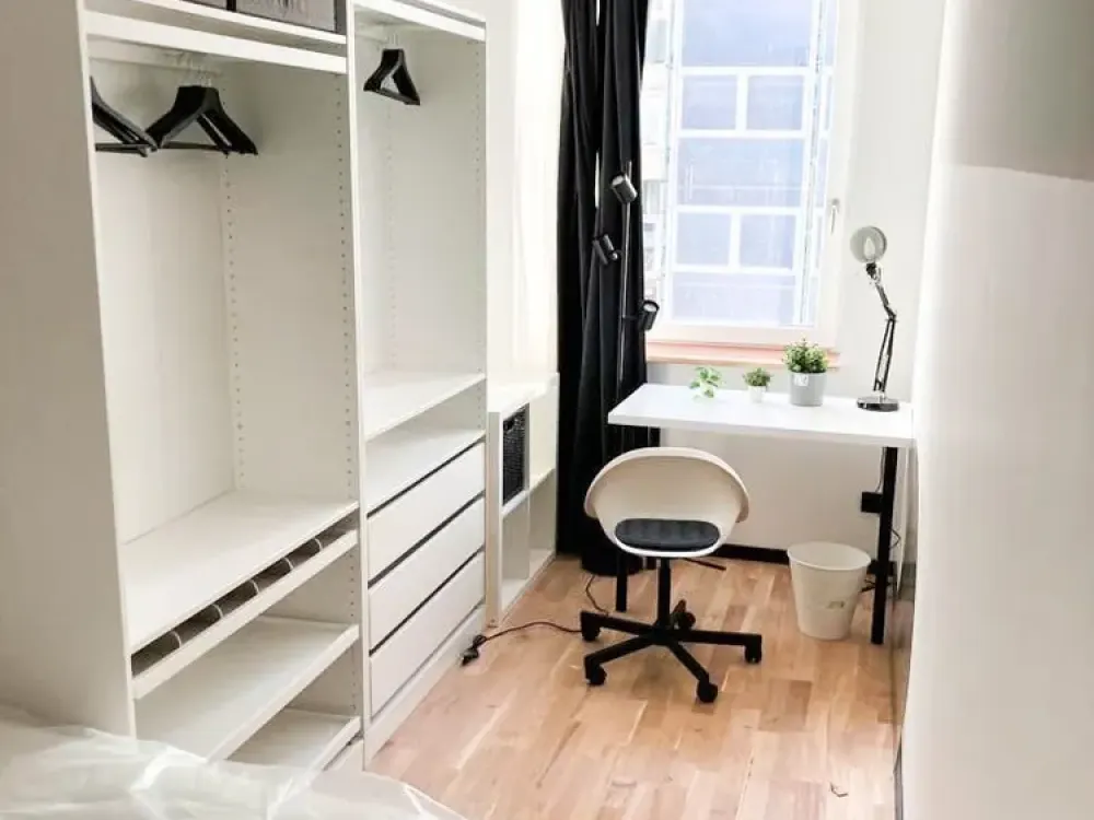 Urban Living: Möbliertes Zimmer mit eigenem Privatbad
