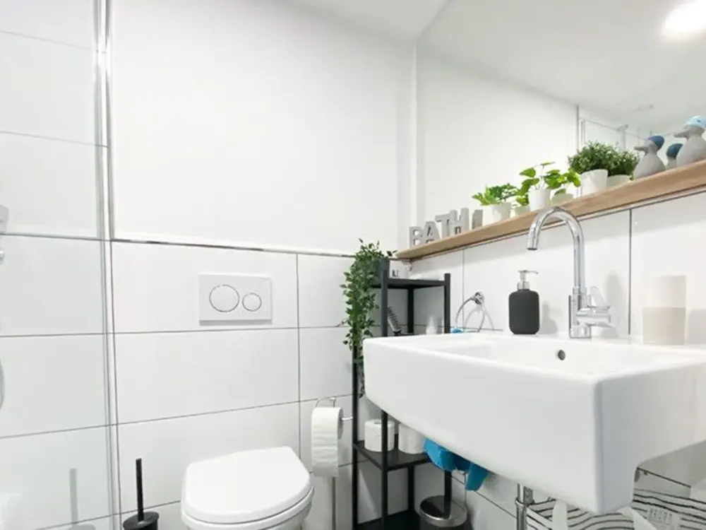 Urban Living: Möbliertes Zimmer mit eigenem Privatbad
