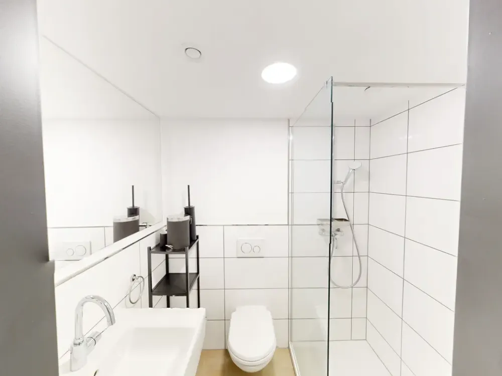 Urban Living: Möbliertes Zimmer mit eigenem Privatbad