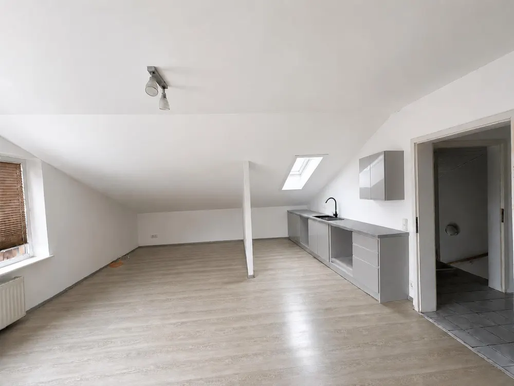 2 - Zimmer Dachgeschoss Wohnung mit Balkon - Küche - Keller
