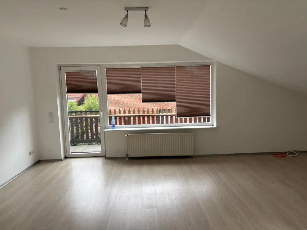 2 - Zimmer Dachgeschoss Wohnung mit Balkon - Küche - Keller