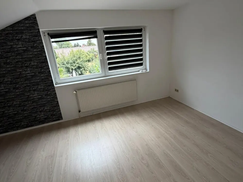 2 - Zimmer Dachgeschoss Wohnung mit Balkon - Küche - Keller