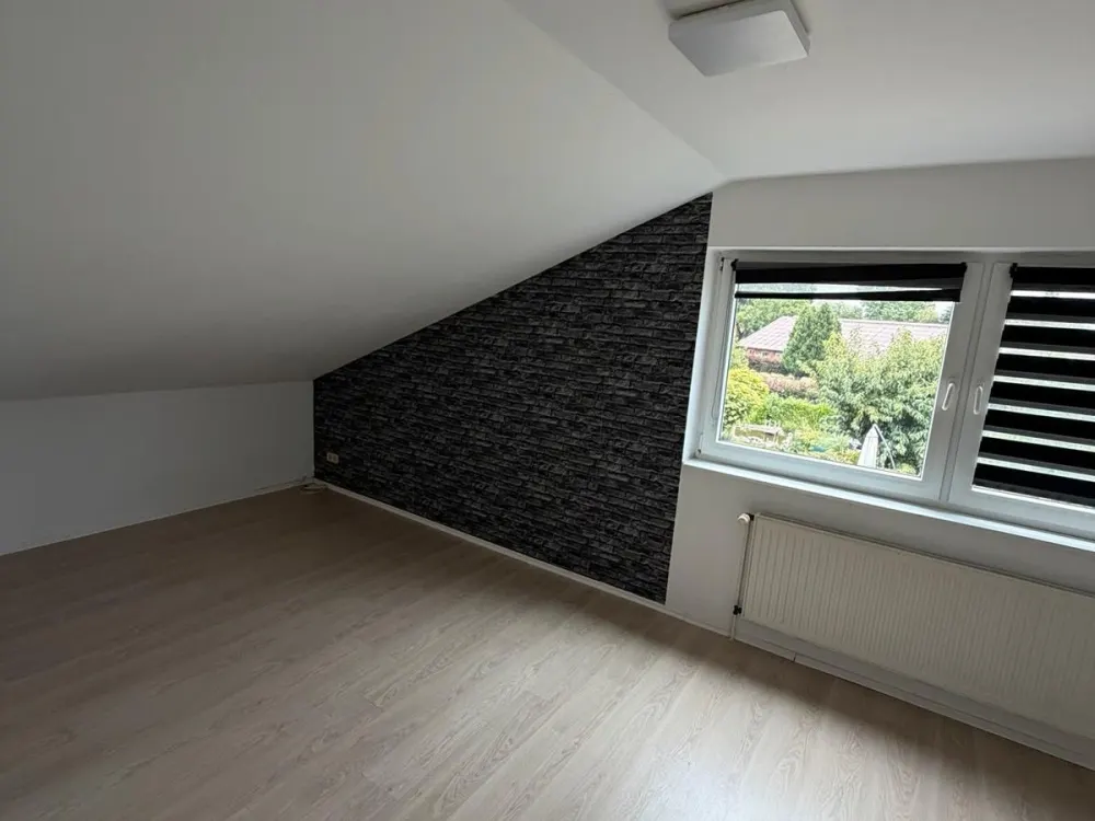 2 - Zimmer Dachgeschoss Wohnung mit Balkon - Küche - Keller