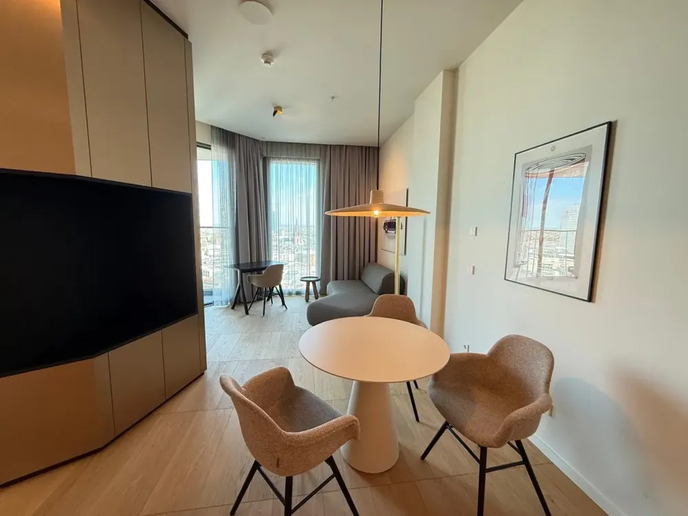 FOUR: Möbliertes Apartment mit Mainblick