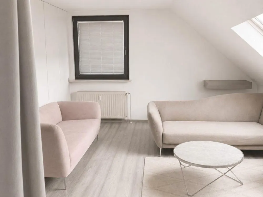 Charmante Dachgeschosswohnung mit Einbauküche und guter Raumaufte