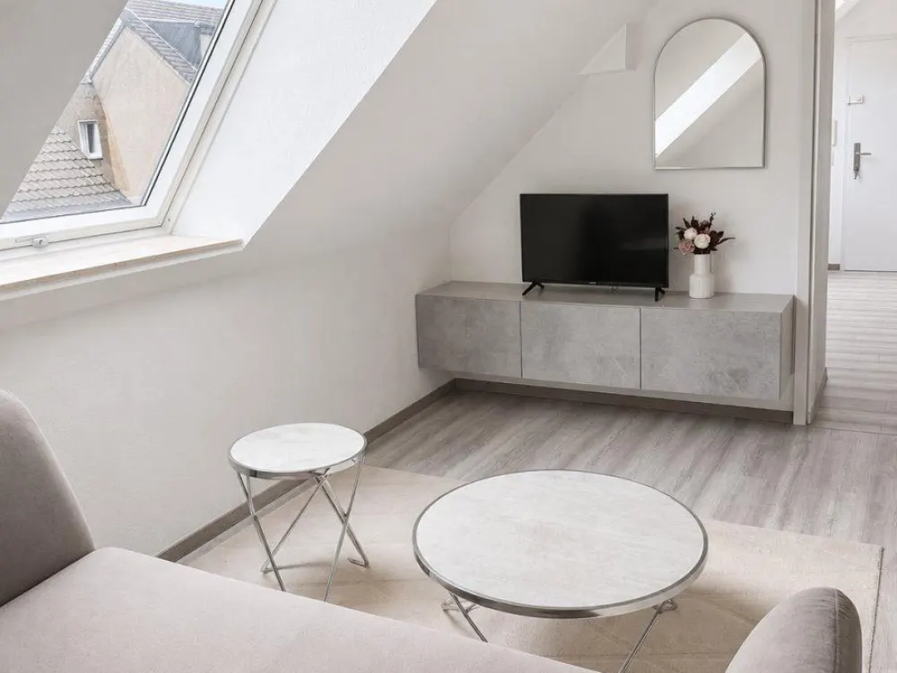 Charmante Dachgeschosswohnung mit Einbauküche und guter Raumaufte