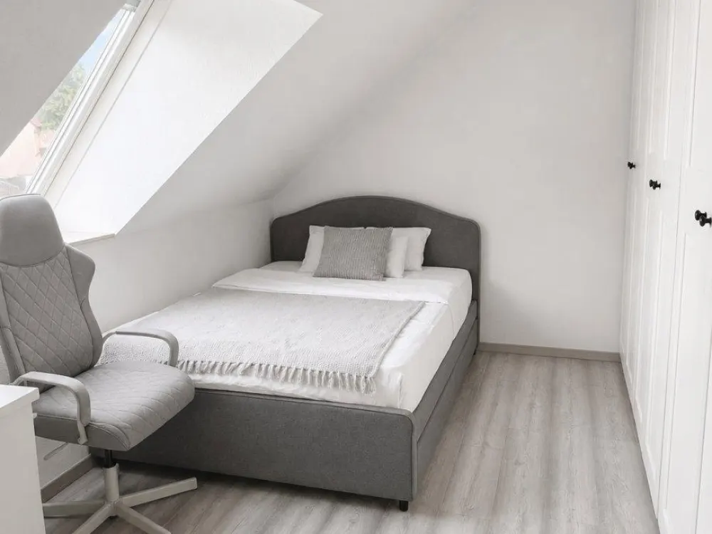 Charmante Dachgeschosswohnung mit Einbauküche und guter Raumaufte