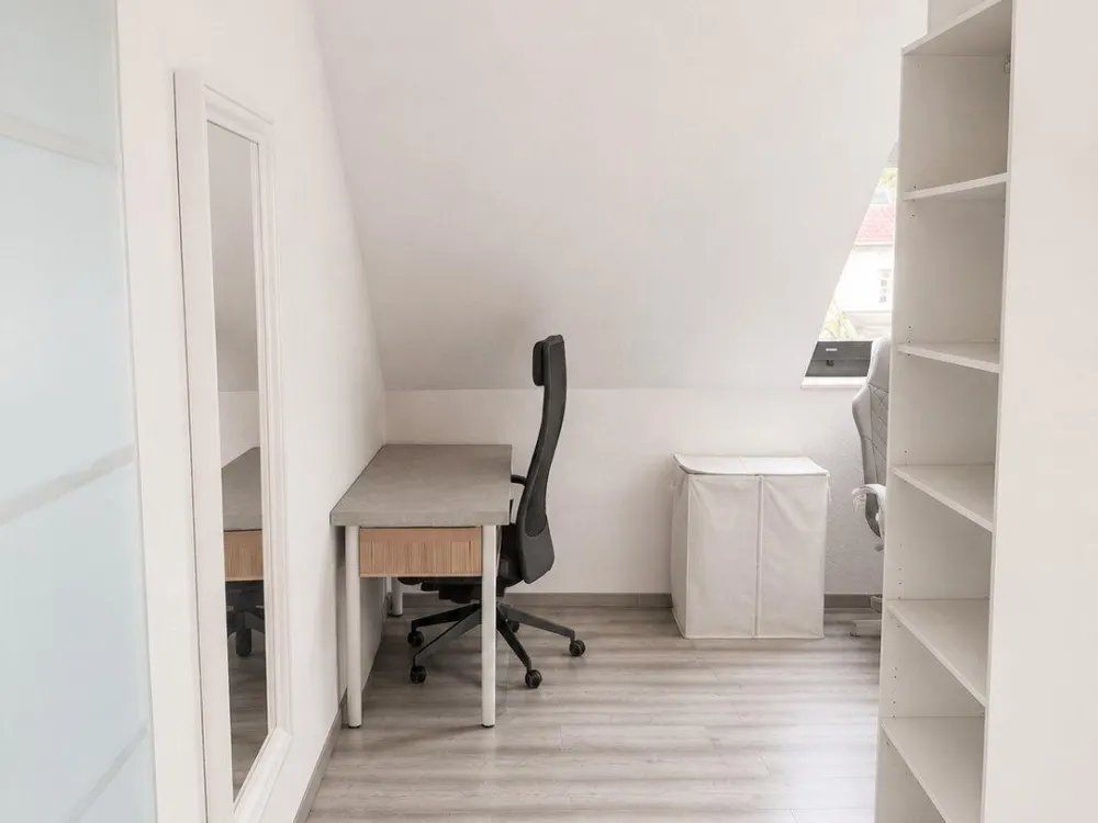 Charmante Dachgeschosswohnung mit Einbauküche und guter Raumaufte