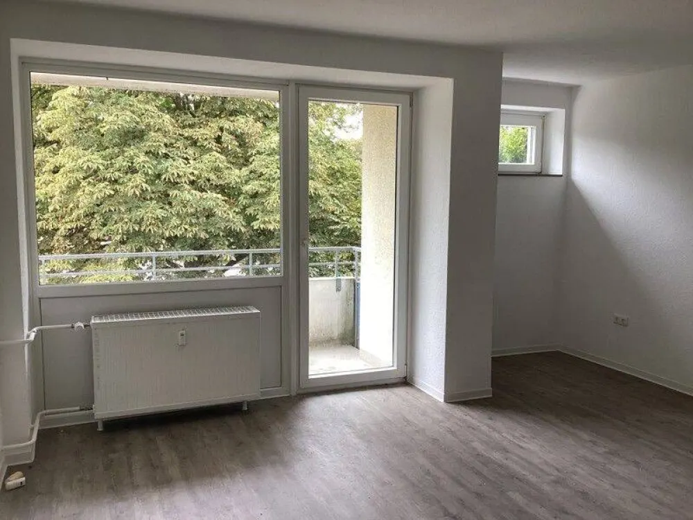 Frisch renovierte 3,5-Zimmer-Wohnung mit ca. 78 m² und 2 Balkonen - sofort verfügbar