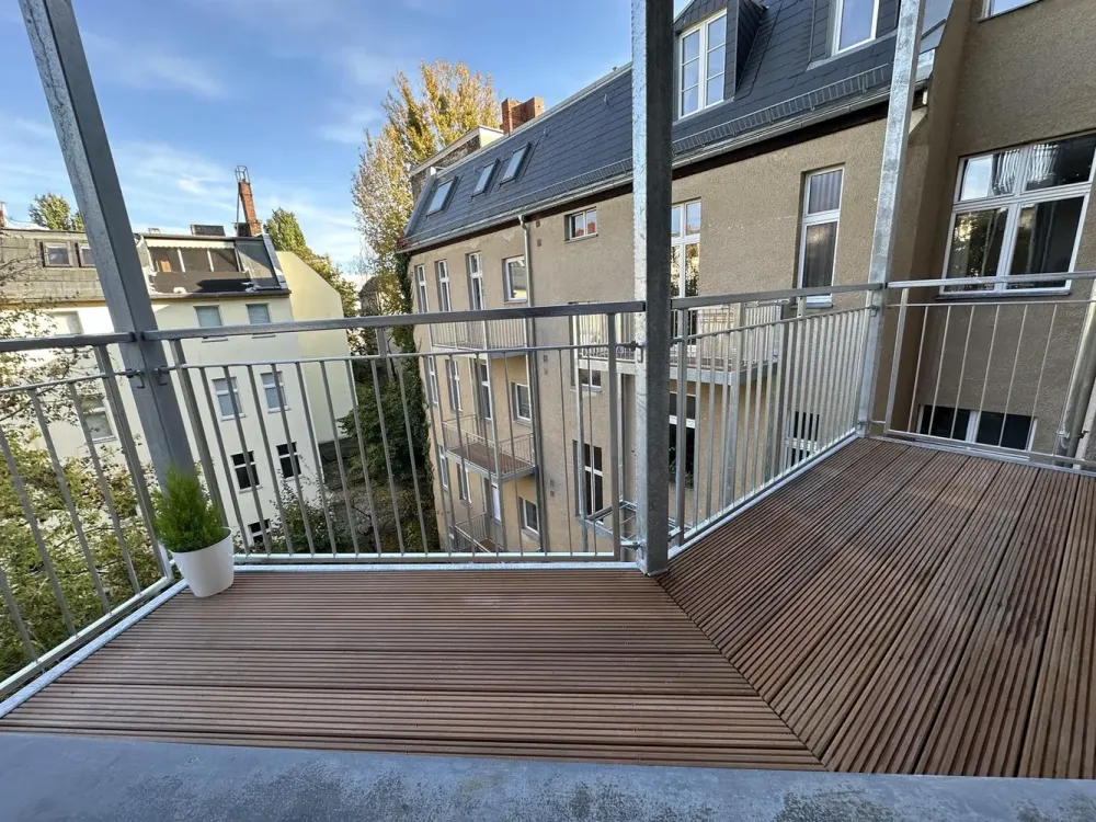 Helle möblierte Altbauwohnung mit Balkon in Berlin-Friedenau