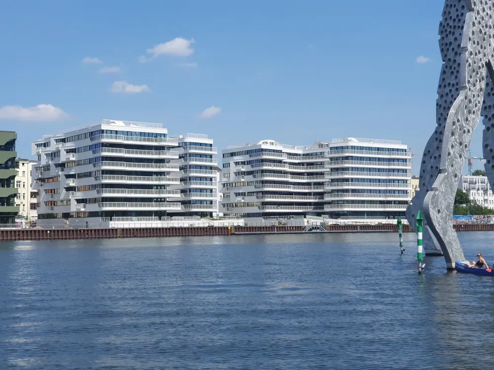 2 ZIMMER Luxus Wohnung - EBK - Wasserblick - Balkone- 1585€ Warm - 1-3 Years contract