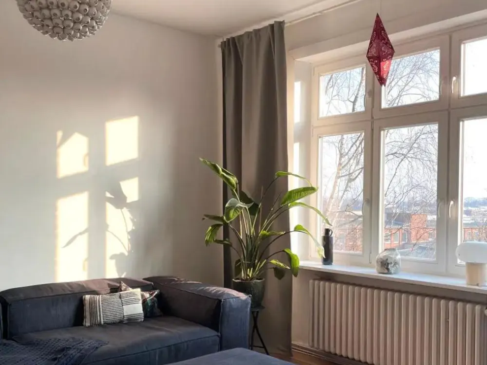 Möblierte 3-Zimmer-Altbauwohnung mit Balkon & Loggia in Hamburg-B