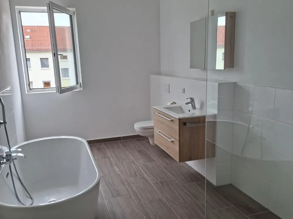 Große Dachgeschosswohnung mit Dachterrasse und Fußbodenheizung