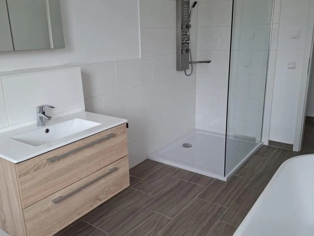 Große Dachgeschosswohnung mit Dachterrasse und Fußbodenheizung