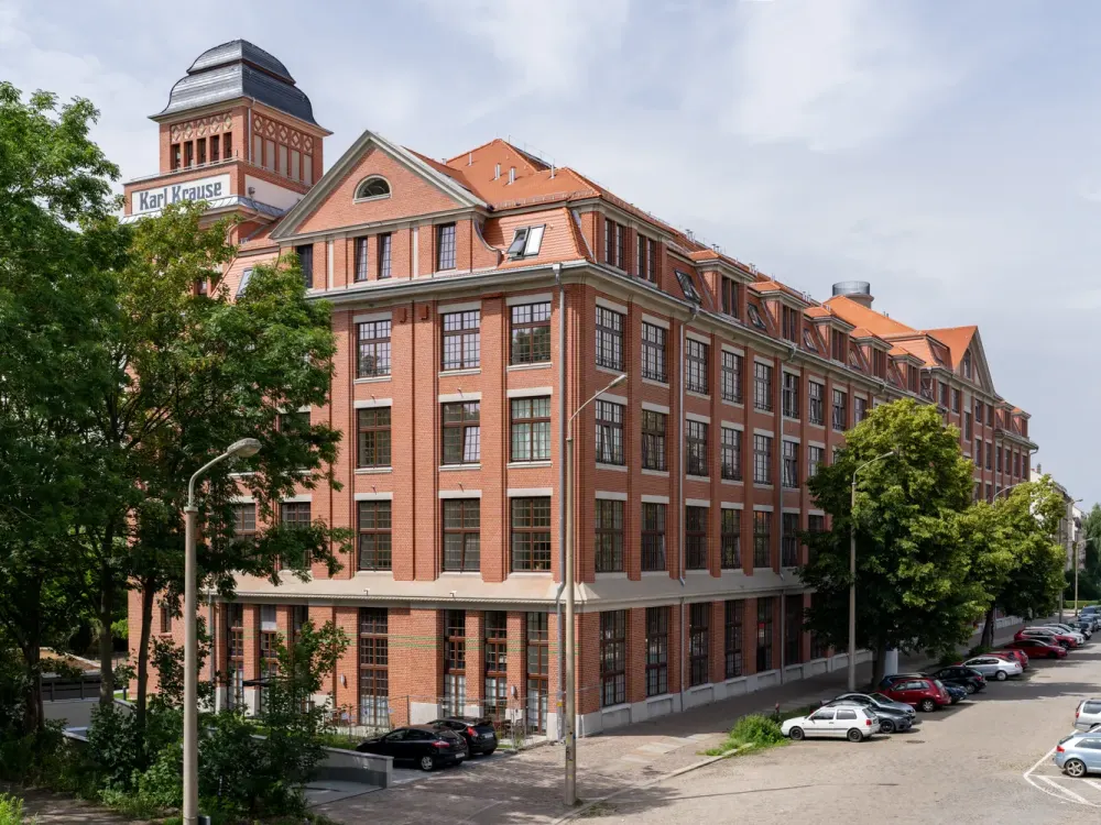 // Hell und gemütlich * DG-Wohnung mit EBK, schickem Bad und Aufzug//