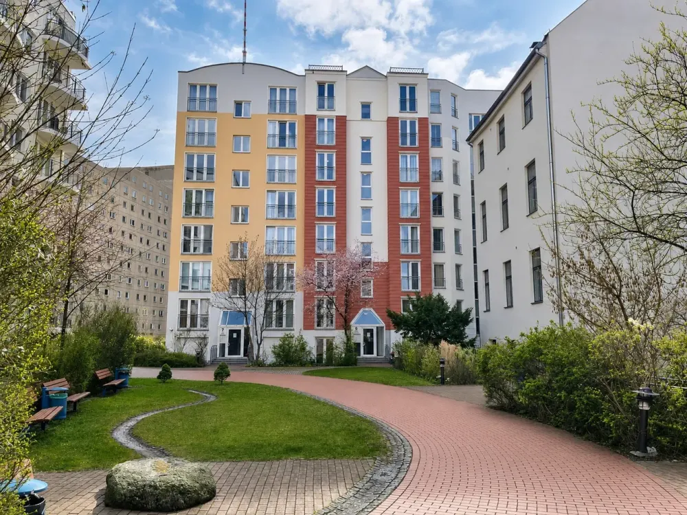 Alexanderplatz: Ruhige, möblierte 2-Zimmer-Neubauwohnung mit Tiefgarage und Doorman-Service