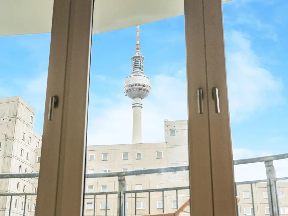 Alexanderplatz: Ruhige, möblierte 2-Zimmer-Neubauwohnung mit Tiefgarage und Doorman-Service