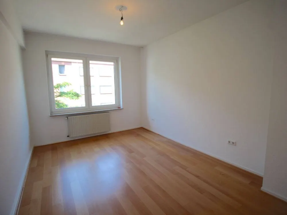 EXKLUSIV PEMPELFORT PARKETT EINBAUKÜCHE BALKON MODERNES WANNENBAD RUHIG + HELL 3. ETAGE/FRANKENSTR.