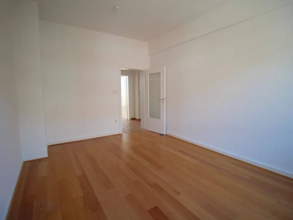 EXKLUSIV PEMPELFORT PARKETT EINBAUKÜCHE BALKON MODERNES WANNENBAD RUHIG + HELL 3. ETAGE/FRANKENSTR.