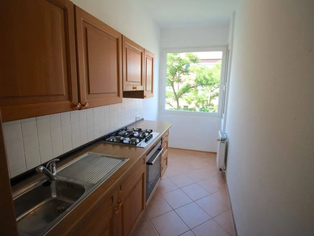 EXKLUSIV PEMPELFORT PARKETT EINBAUKÜCHE BALKON MODERNES WANNENBAD RUHIG + HELL 3. ETAGE/FRANKENSTR.