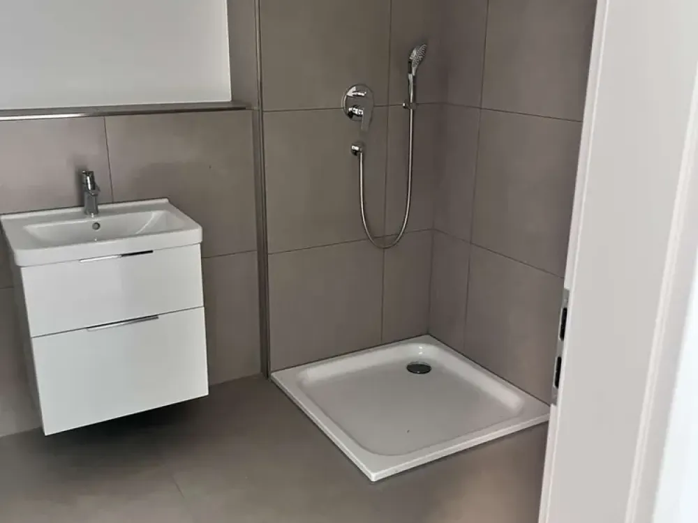 2-Zimmer, 1.OG, inkl. EBK, Balkon, Dusche Neuwertig