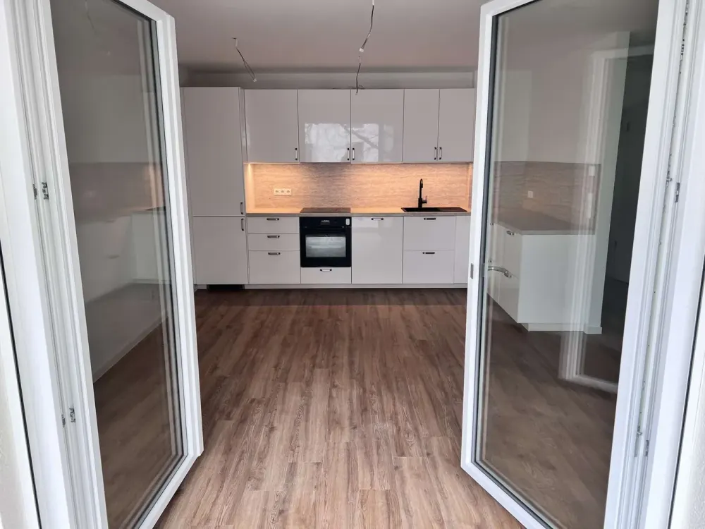 2-Zimmer, 1.OG, inkl. EBK, Balkon, Dusche Neuwertig