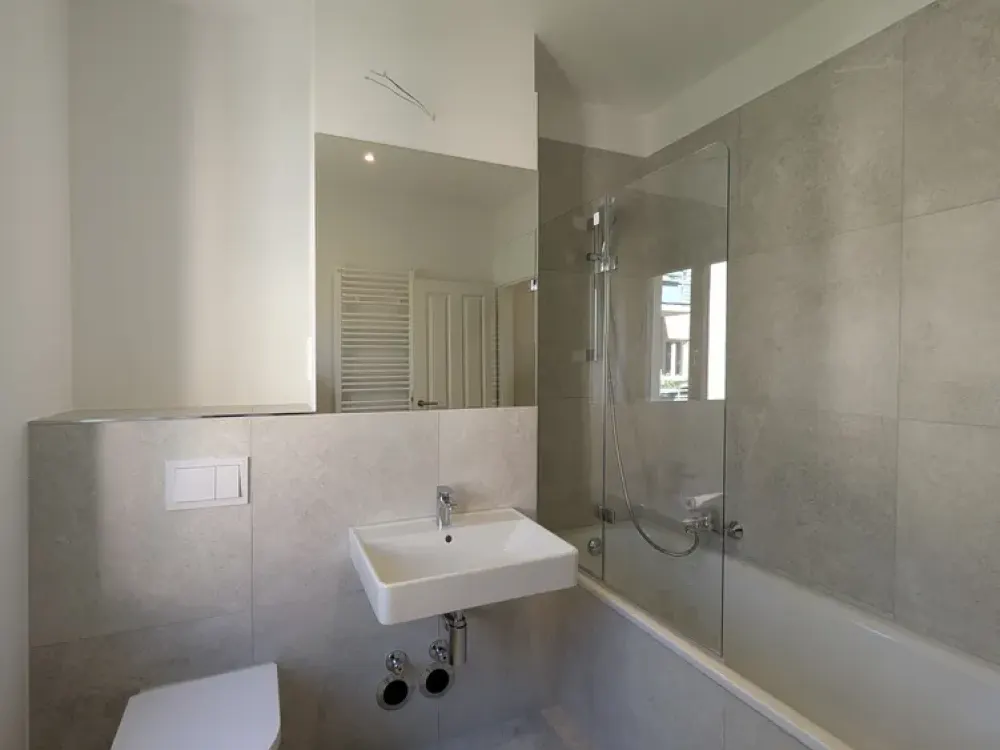 Erstbezug: 3 Zimmer Wohnung mit Balkon und Einbauküche im Herzen von Weißensee zu vermieten!