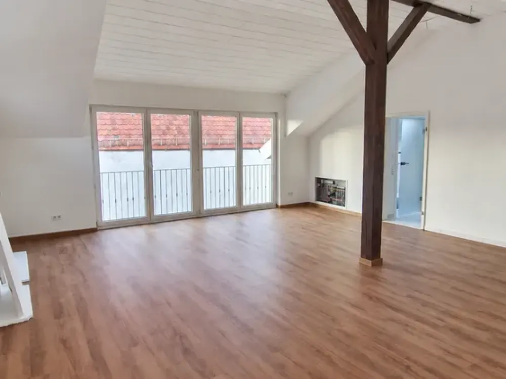 frisch renovierte Wohnung mit großem Balkon