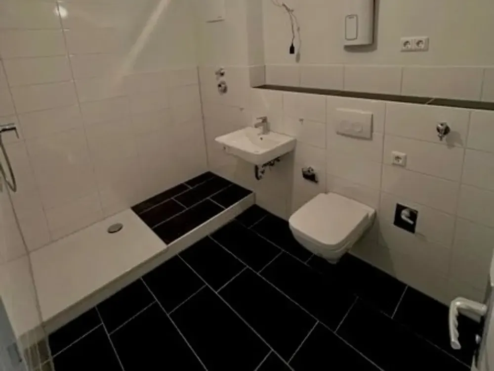 Helle 3-Zimmer-Wohnung mit großem Badezimmer inkl PKW Stellplatz
