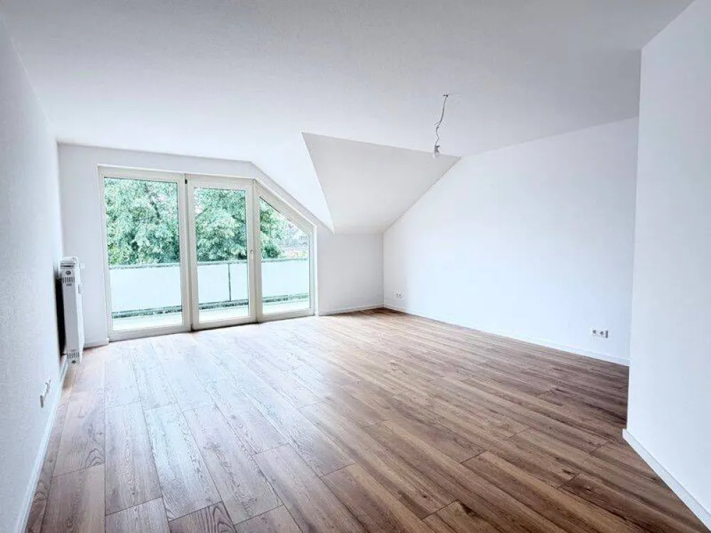 Erstbezug nach Sanierung: geräumige 3-Zi.-Dachgeschosswohnung mit Balkon