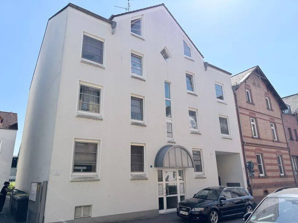 Erstbezug nach Sanierung: geräumige 3-Zi.-Dachgeschosswohnung mit Balkon