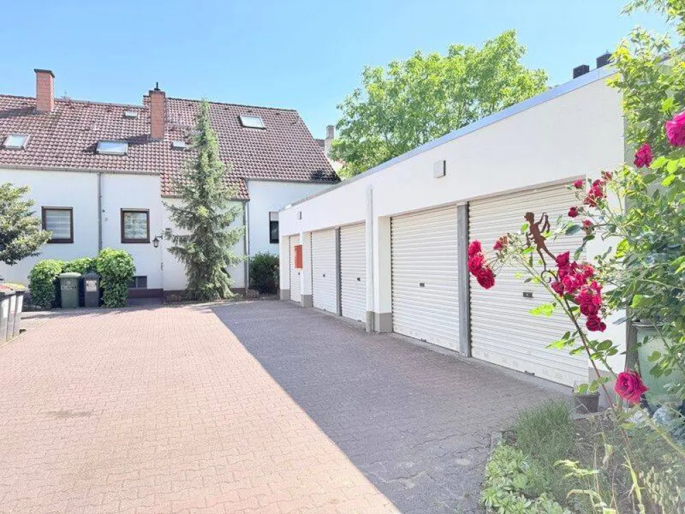 Erstbezug nach Sanierung: geräumige 3-Zi.-Dachgeschosswohnung mit Balkon