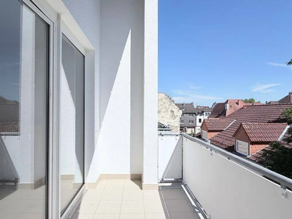 Erstbezug nach Sanierung: geräumige 3-Zi.-Dachgeschosswohnung mit Balkon